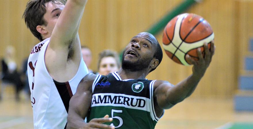 ​Ammeruds nye amerikanske  pointguard Ilarion Bonhomme forsøker å legge en venstrehåndslayup utenfor Sander Aslesens rekkevidde. Bonhomme var hjemmelagets toppscorer med 25 poeng og hadde i tillegg 6 returer, 4 steals og 3 assists da Centrum Tigers ble slått 82-80.