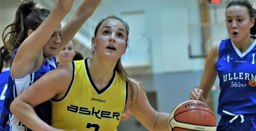 ​Ingrid Selvik scoret fem strake poeng da Asker Aliens gikk fra 29-29 til 34-29 før pause, la alle sine tre 3-poengsforsøk i kurven og ble toppscorer med 26 poeng da Høybråten ble slått 82-47. Bildet er fra hjemmekampen mot Ullern i september.