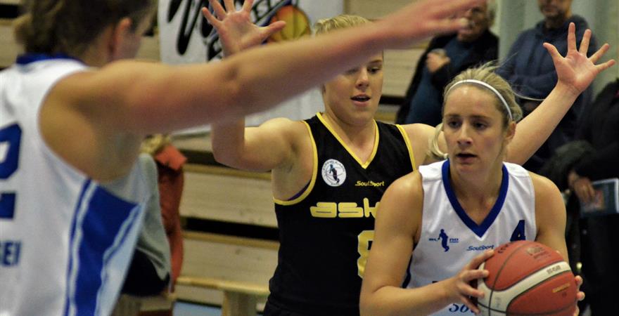 ​Ingrid Sørtveit spilte sin første obligatoriske kamp siden NM-finalen i 2018, ble Ullern-toppscorer med 12 poeng og la blant annet den viktige 3-poengeren til 61-59 i sluttminuttene i Ullern videregående skole. Her dekkes hun opp av Julie Skorpen. 