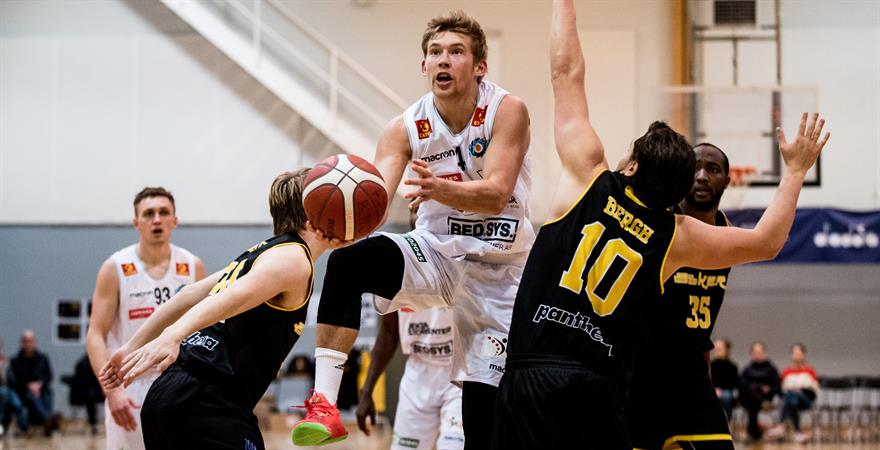 Johannes Lange var banens beste spiller i Leikvollhallen og ble toppscorer med 22 poeng etter sterke driver og blant annet tre 3-poengere. Her driver 20-åringen mellom Joachim Bøhn (til venstre) og Ludvig Bergh og legger to poeng for Tromsø Storm. Bak til venstre er Storms lagkaptein Simen Samuelsen og til høyre ser vi Djo Loo Yele.