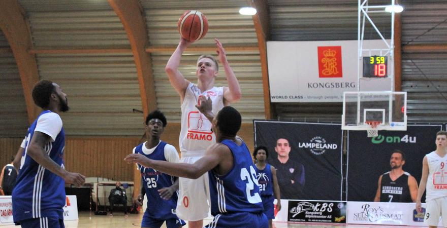 Jørgen Odfjell utlignet til 76-76 seks sekunder før slutt og sikret Gimle ekstraomgang - der laget vant 92-86. Bildet er fra Kongsberg Invitational i september, med Odfjell i skuddet mot et av "USA Select"-lagene.