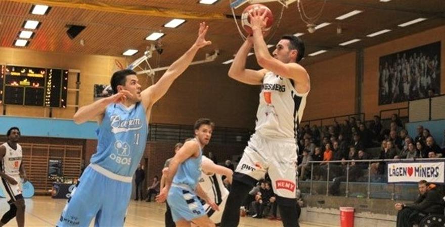 ​Juan Ferrales skyter over Stian Mjøs i tirsdagens BLNO-toppkamp i Nadderudhallen. Miners-kapteinen var igjen solid og endte på 17 poeng, 6 assists og 3 returer. Bak ser vi Joshua Hart (til venstre) og Sjur Dyb Berg.