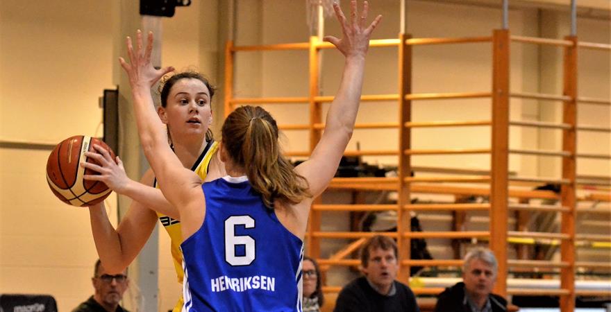 ​Julie Wilborn hadde 23 poeng i forrige kamp mot Ullern og 22 av Askers 43 i onsdagens kamp. Her dekkes hun opp av Mia Henriksen, som var Ullern-toppscorer i kampen med sine 14 poeng.
