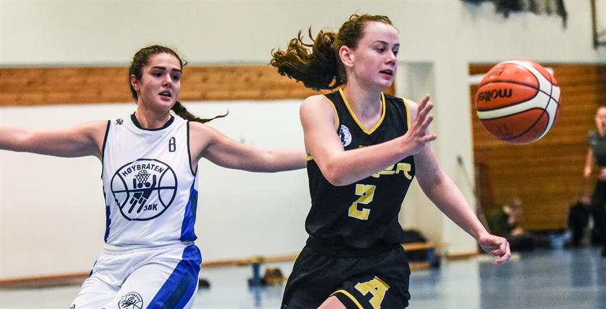 ​Asker-toppscorer Julie Wilborn hadde fått fri fra militærtjenesten på Sessvollmoen, og bidro med 12 poeng, returer og godt forsvar da Høybråten ble slått 58-52. Her er 19-åringen i duell med hjemmelagets Ariana Sefaj.