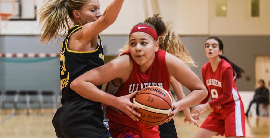 ​Karyn Sanford endte med 13 poeng og 12 assists da Ulriken Eagles slo Tromsø Storm Ungdom 77-48 lørdag. Bildet er fra en av seriekampene mot Asker Aliens forrige sesong, med Ingvild Jørstad i forsvar. Karyn Sanford og Fatima Mohammad (bak) er begge fortsatt bare 15 år (fyller 16 i desember), men allerede erfarne spillere i Ulrikens BLNO-lag