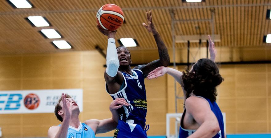 ​Kenneth Carpenter var én retur unna triple-double med sine 27 poeng, 11 assists og 9 returer mot Tromsø Storm søndag. Her i aksjon mot Bærum og Alex Dakin i Nadderudhallen i oktober.