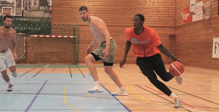 ​Kenneth Carpenter i en drive forbi Vilius Sumskis under trening i Fyllingsdalshallen. Til venstre i bildet lagets andre, nye guard-import, Nestor Lasuncion som opprinnelig er fra Barcelona og som spilte i Glasgow Storm forrige sesong.