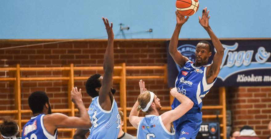 ​Keon Lawrence (med ballen) og Cam Gregory revansjerte seg etter tapet mot Mike Zeno, Stian Emil Berg og Bærum søndag, og utlignet til 1-1 etter hjemmeseier 82-70 i Tromsøhallen. Bildet er fra søndagens kamp.