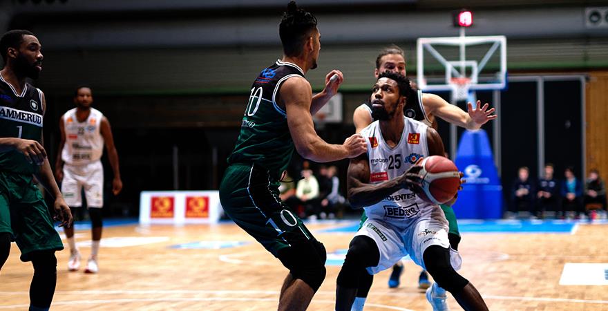 ​Kevin Altidor scoret 19 poeng og hadde 9 returer, 6 steals og 5 assists for Tromsø Storm mot Ammerud, samt en personlig 7-0-run inkludert en 3-poenger da laget gikk fra 62-52 til 69-52 i tredjeperioden. Her er Storms Bahamas-import med ballen mellom Ouzhan Farzaneh (nr 10) og Andreas Isaksen. Til venstre i bildet ser vi C.J. Omego.