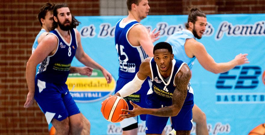 Kenny Carpenter var overalt i Nadderudhallen og endte på 32 poeng og 9 assists da Fyllingen slo Bærum 96-80. Her er det fra venstre Sjur Dyb Berg (delvis skjult), Magne Fivelstad, Vilius Sumskis og Torgrim Sommerfeldt som ser langt etter den amerikanske pointguarden.