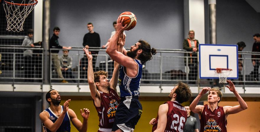 Magne Fivelstad (i skuddet) og Evan Harris var sentrale da Fyllingen slo Ammerud 83-77 i sesongens første BLNO-kamp. Bildet er fra bortekampen mot Centrum Tigers i Vulkanhallen i februar.