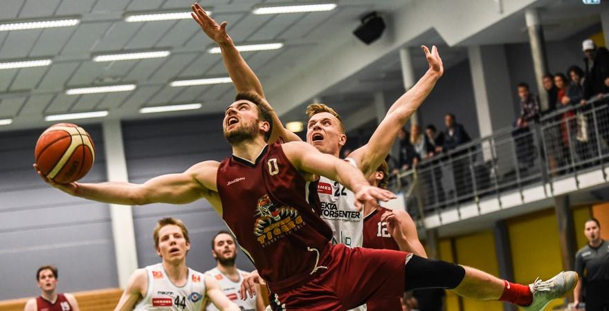 ​Magnus Midtvedt har drivet inn og scorer mot Tromsø Storm og Henrik Lange i en seriekamp i Vulkanhallen. Nå blir de lagkamerater i Centrum Tigers.