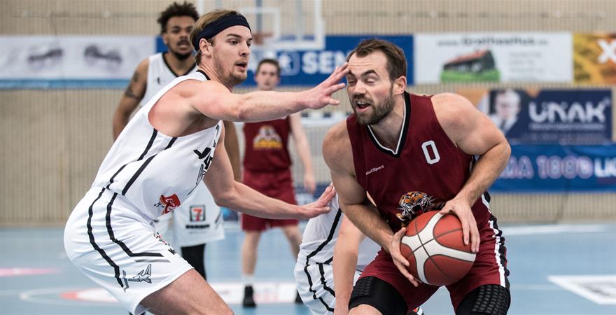 Magnus Midtvedt og Centrum Tigers tok en ny seier over Mats Selboe (tidligere Centrum) og Nidaros Jets, denne gang knepent med sifrene 86-83 i Husebyhallen. Bildet er fra lagenes første møte denne sesongen, da Centrum vant 82-70 i Oppsal Arena.