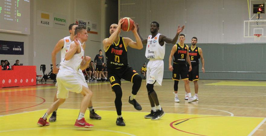 ​Mihail Tanev var kveldens eneste 100-prosent-skytter fra 3-poengsavstand, med 3/3. Her finter den bulgarske forwarden seg fri i Tromsø-feltet mot Marcus Wynn, Simen Samuelsen (delvis skjult) og Eron Harris. Frøya-spillerne bak er Arne Ingebrigtsen (nr 9) og Nikola Vasojevic.