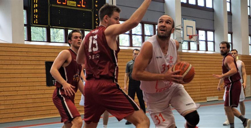 ​Milovan Savic var skadefri og tilbake på Gimles lag for første gang siden NM-finalene mot Kongsberg Miners i april. Den 2,05 m lange centeren fra Montenegro scoret 2 poeng og tok 8 returer mot Centrum Tigers, men forsvant ut igjen i tredje periode med en ankelskade som trolig ikke blir langvarig. Bildet er fra møtet med Centrum i Vulkanhallen i september i fjor.