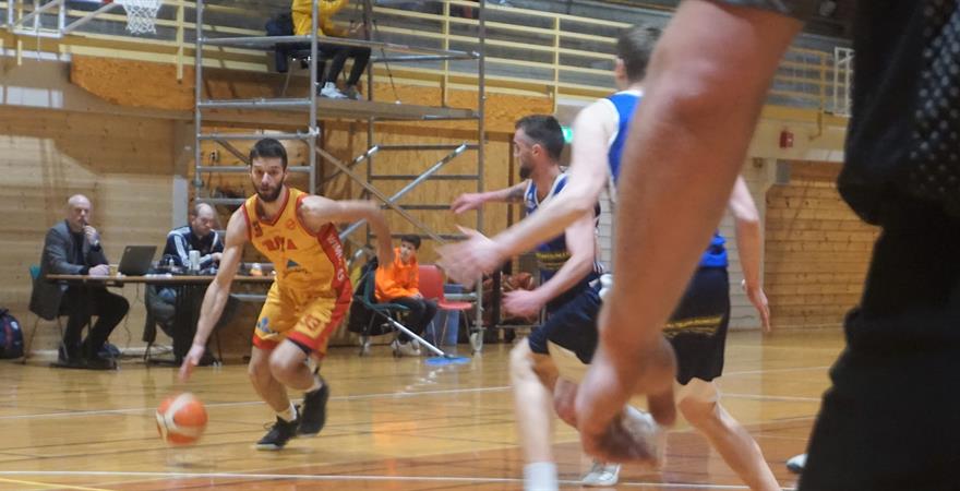 ​Nikola Vasojevic var sentral med 17 poeng og 7 assists og la den avgjørende 3-poengeren "at the buzzer" da Frøya slo ut Fyllingen med sifrene 106-104 i den tredje NM-kvartfinalen. Her er den serbiske guarden i en drive mot Brede Raa Ellingsen i den andre kvartfinalen onsdag. 