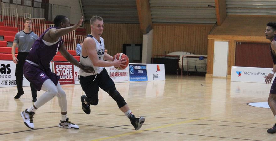 ​Nikolas Skouen er tilbake i norsk basket, for første gang i Kongsberg Miners-drakt. Her i en drive mot engelske Loughborough i helgens Miners Invitational.