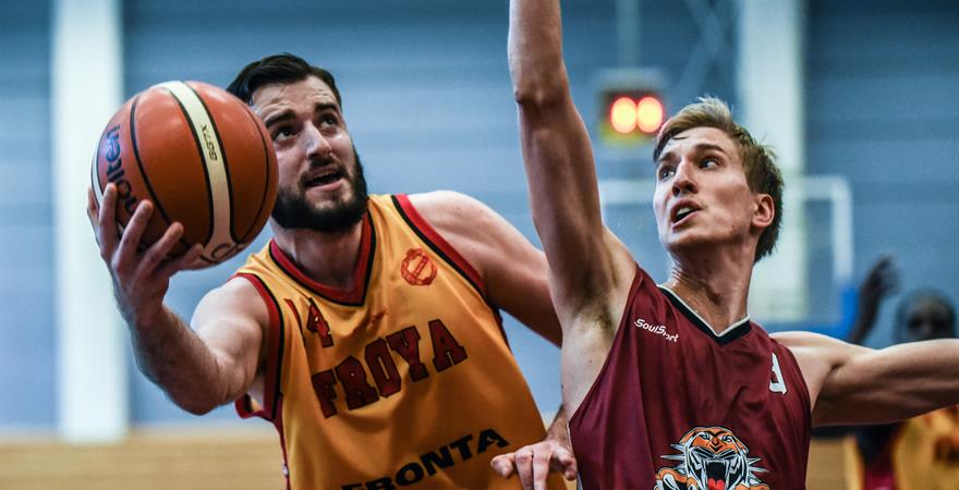 ​Ognjen Nisavic scoret 16 av Frøyas 21 første poeng og endte på 26 poeng og 12 assists da Fyllingen ble slått 93-74 i lokaloppgjøret onsdag. Bildet er fra Frøyas bortekamp mot Centrum Tigers og Øivind Lundestad