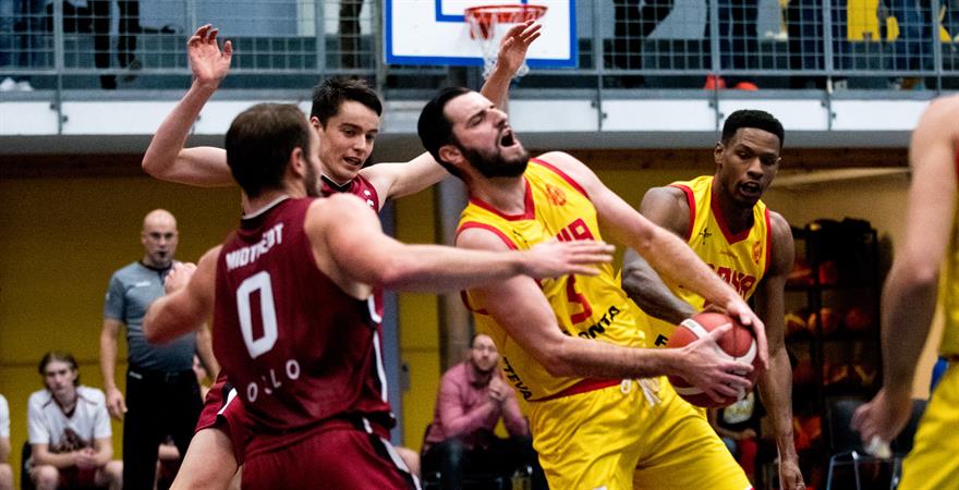 ​Ognjen Nisavic var vrien å stoppe for Centrum-forsvaret fredag og ble Frøyas toppscorer igjen, denne gang med 29 poeng. Bildet er fra lagenes møte i Vulkanhallen 2. november, med Magnus Midtvedt (nr 0) og Vegard Tangen i forsvar for Oslo-laget og Armani Flannigan bak Nisavic.