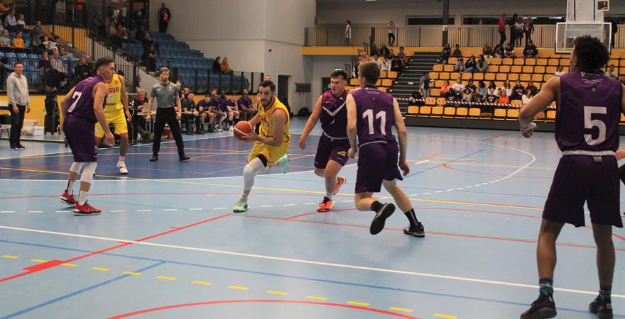 Ognjen Nisavic fortsetter som Frøyas fremste angrepsvåpen, her i en drive mot Loughborough i Hønefoss Arena fredag. Den serbiske guarden hadde 25 poeng og 7,3 assists i gjennomsnitt per kamp i BLNO forrige sesong.