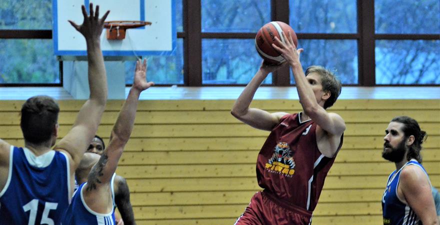 ​Øivind Lundestad var en trussel både med 3-poengsskudd (4 av 8), fra halvdistanse og med driver mot Fyllingen - og endte som kampens toppscorer med 28 poeng. Fyllingen og Magne Fivelstad (til høyre) ble likevel for gode i sluttsekundene, og vant 85-80.