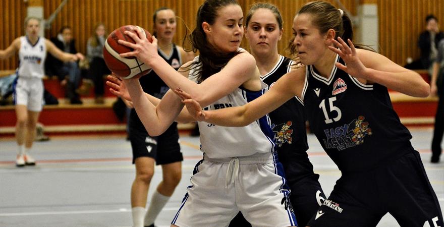 ​Olivia Priestley, som fyller 18 nå i desember, er blitt en nøkkelspiller hos Ullern. Mot Bergen Elite var hun nest-toppscorer med 12 poeng. Her i kamp med Sofie Paulsen (nr 15) og Rikke Sjumarken.