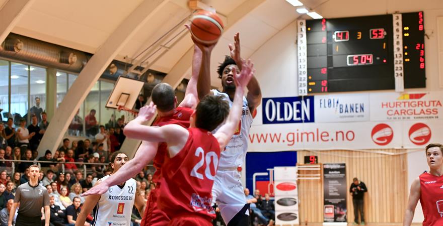 Robert Hubbs var tilbake i godt slag i den andre NM-finalen, og scoret 20 poeng da Gimle ble slått 81-76. Her skyter han over Milovan Savic og Eivind Lamo. Til venstre ser vi Aly Hudgins, i høyre bildekant Sigurd Lorange.