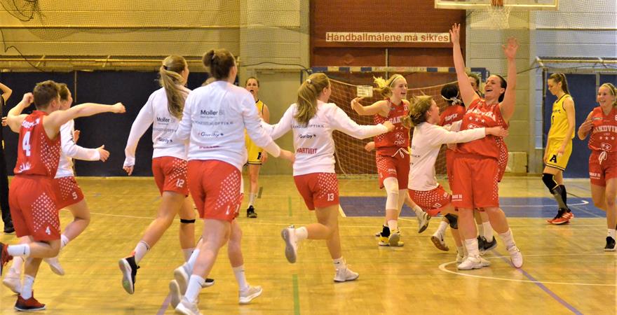 ​Sandvika-spillerne jubler for seier 56-51 over Asker Aliens og semifinaleplass i NM. 