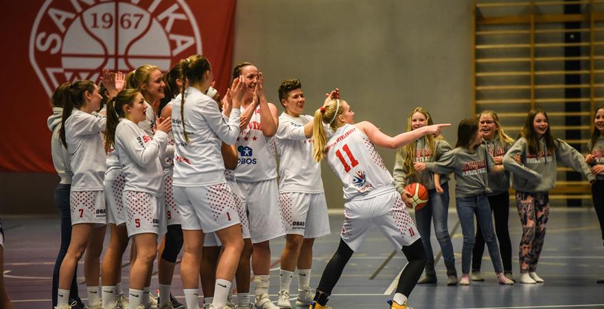 ​Sandvika jublet etter serieseieren over Ullern (53-50) 28. februar, da BLNO-nykommerne påførte Ullern det første nederlaget i norsk basket på over et år. Nå flyttes Sandvika-laget til overbygningsklubben Bærum Basket og fortsetter elitesatsingen der.