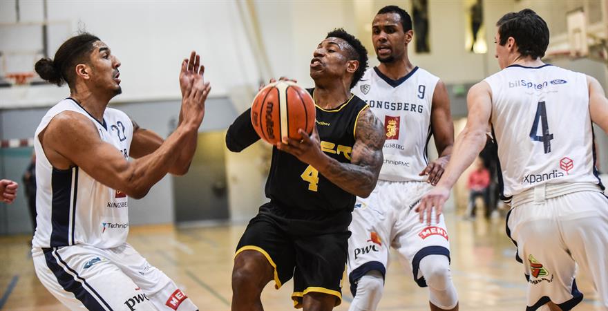 ​Scotty Hendricks var toppscorer i BLNO denne sesongen med 27 poeng i gjennomsnitt per kamp, og ble avgjørende med 40 poeng og sju 3-poengere da Asker Aliens reddet plassen med seier 79-75 over Ullern i kvalifiseringen i Trondheim søndag. Bildet er seriekampen mot Kongsberg Miners 13. februar. Miners-spillerne er fra venstre Aly Hudgins, Chris-Ebou Ndow og Matias Save.