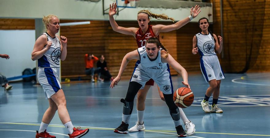 ​Sigrid Male Davidsen (med ballen), Astrid Jansen Gjersvik (til venstre) og Flaka Kelmendi var sentrale da Høybråten slo Bergen Elite 53-52 lørdag. Bildet er fra hjemmekampen mot Gimle, bak Davidsen ser vi Andrea Bolstad Raa.