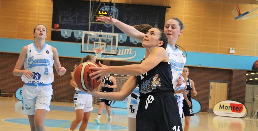 Sigrid Hardie har drivet forbi Embla Bøckmann Øvstebø, går på layup og scorer to av sine 25 poeng i Nadderudhallen. Til venstre i bildet ser vi Eirin Vreim Holm.