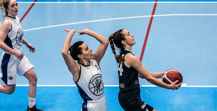 Sigrid Hardie har løpt seg fri til en layup og to av sine 24 poeng mot Høybråten, med Flaka Kelmendi og Alva Hopland (til venstre) som nærmeste forsvarere.