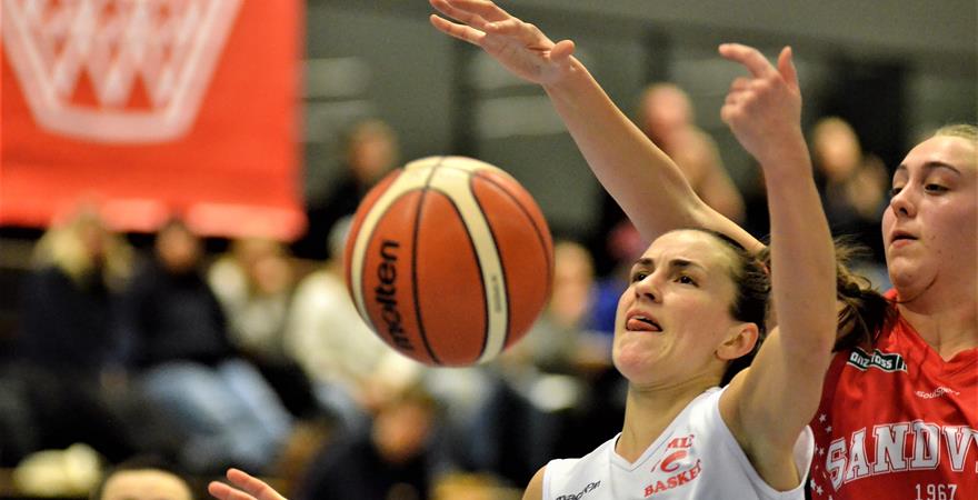 Sigrid Hardie satte fire av Gimles 12 3-poengere da Ulriken ble slått 64-54. Bildet er fra Gimles kamp mot Sandvika i Bærum Idrettspark i januar, til høyre ser vi Helene Cecilie Kystad.