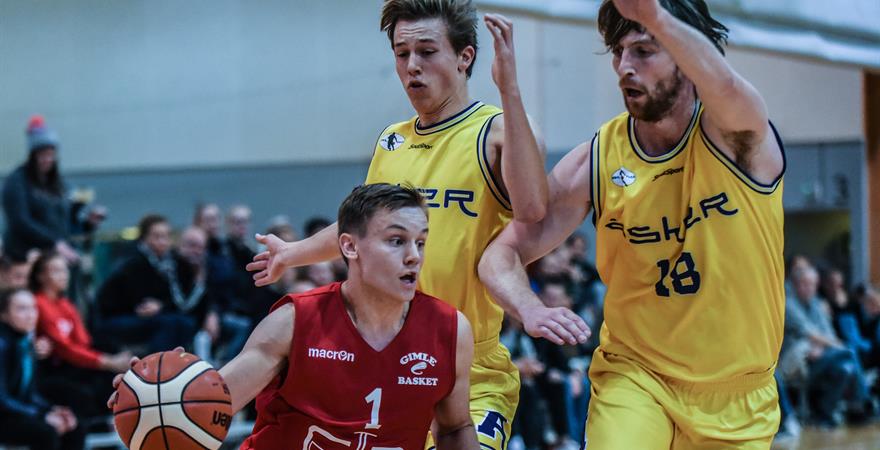 ​Sigurd Lorange har scoret 33 og 34 poeng i de to seirene over bergensrivalene Fyllingen (97-81) og Frøya (99-78) i de to siste kampene. Her er Gimles 18-årige guard i aksjon mot Asker Aliens, som er motstander igjen lørdag i Leikvollhallen og neste søndag (3. februar) hjemme i Gimlehallen.