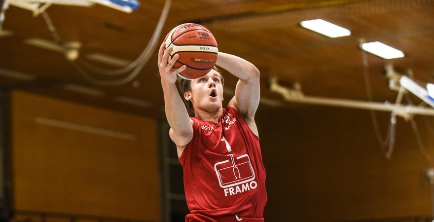 Sigurd Lorange var Gimle-toppscorer med 29 poeng og la fire 3-poengere da Ammerud ble utklasset 117-63 i den første NM-kvartfinalen. Torsdag møtes lagene til returkamp i Apalløkkahallen.