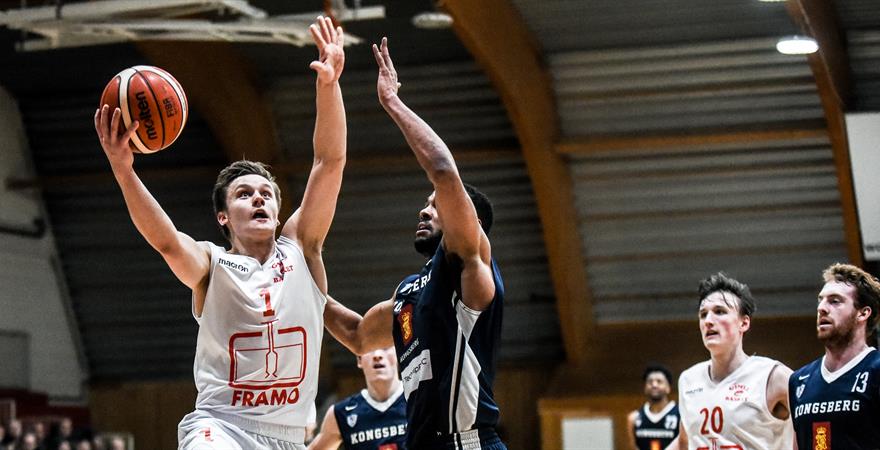 Sigurd Lorange ble kåret til "Sesongens talent" i BLNO. 18-åringen snittet på 20 poeng og 5 assists i seriespillet, er på banen i 31 minutter per kamp og står blant annet med 43,3 prosent treff på 3-poengere og 79,3 prosent på straffer. Her får han skutt mot Chris-Ebou Ndow i en av seriekampene i Kongsberghallen. Ndow kom med på sesongens Allstar-lag og Kongsberg Miners ble kåret til sesongens beste arrangør.