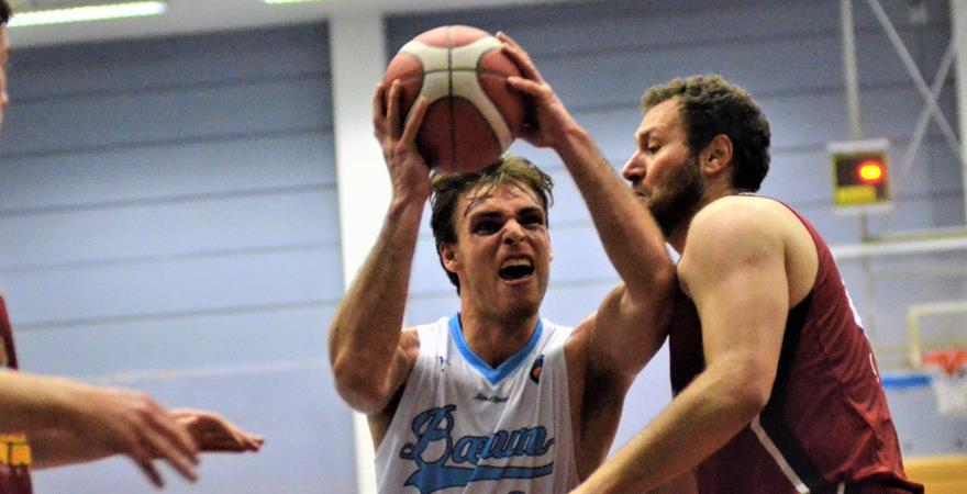 Sjur Dyb Berg dominerte under kurvene og endte på en ny double-double, med 12 poeng og 11 returer. Her går den sterke Bærum-forwarden opp mot Hamad Mostafa Hajsleiman.