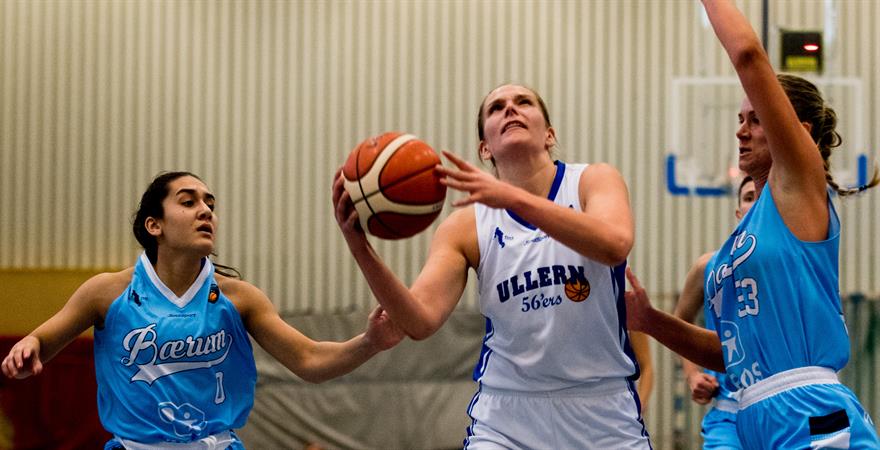 Tori Solberg Halvorsen var tilbake på sitt beste da Ullern slo Bærum og ble toppscorer med 21 poeng. Her går hun opp på skudd mellom Shiba Haji Ahmadi og Julie McCarthy.