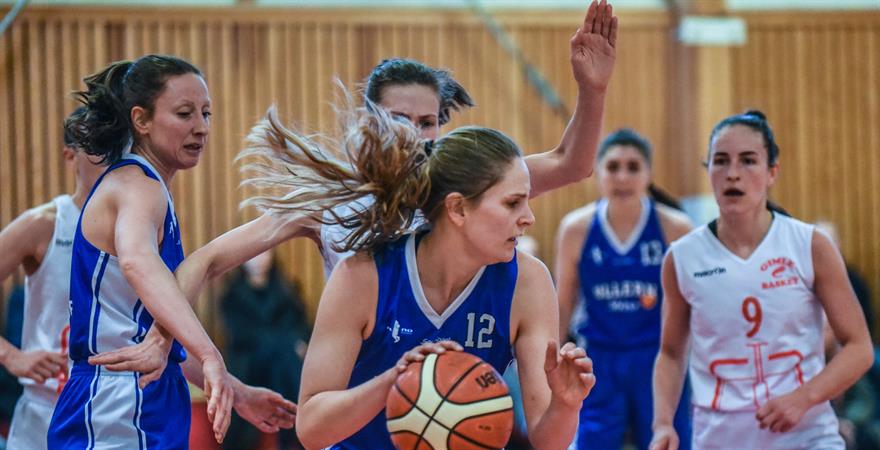 ​Tori Solberg Halvorsen var overalt i Ørakerhallen og ble også seriefinalens toppscorer med 20 poeng. Mia Henriksen (til venstre) og Sigrid Hardie (til høyre) var også blant kampens fremste profiler.