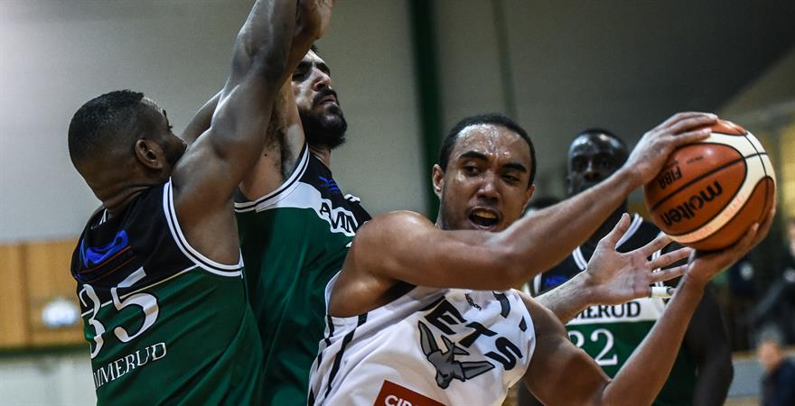 ​Nidaros Jets har ikke mer enn tre seire i BLNO hittil i sesongen, men Tylor Wimbish er med i topp-10 i åtte kategorier i statistikkene for første halvdel. Forwarden fra Missouri-St. Louis er nummer to i scoringer, rebounds og effektivitet og samtidig spilleren med flest minutter på banen i ligaen. Bildet er fra bortekampen mot Ammerud i oktober, da Nidaros vant 82-78 etter 27 poeng fra Wimbish.