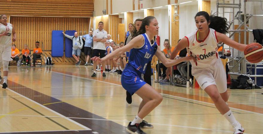 ​Celine Klett i en drive mot Islands Tinna Alexandersdóttir i åpningskampen. Norge vant 54-50 etter ekstraomgang.