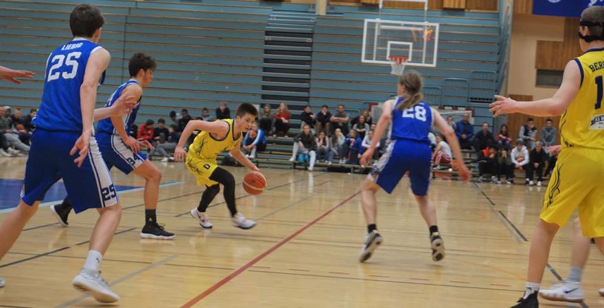 ​Daniel Gulbrandsen utfordrer Ullerns ledende trio, fra venstre Joakim Liebig, Christoffer Lorentzen-Tungland og Arngrimur Ivarsson. Asker slo Ullern 82-67 i finalen og pointguard Daniel ble kåret til MVP.