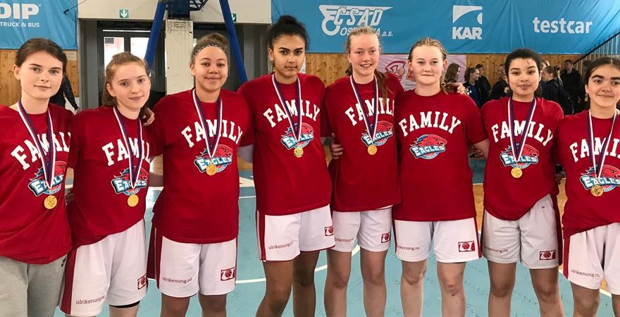 ​Ulrikens vinnerlag rett etter medaljeseremonien i Superfinalen i EGBL - European Girls Basketball League. Fra venstre Nea Toften, Victoria Barkovskij-Jakobsen, Karyn Sofie Sanford, Maya Carroll, Synne Jacobsen, Sunniva Sørbye, Celine Klett og Fatima Mohammad.