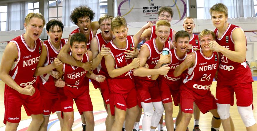 ​Glade U18-spillere etter seieren over Luxembourg. Fra venstre Mateusz Nilsen, Aleksander Teigland, Moritz Anglero, Marcus Barnett (bak), Vetle Paulsen, Reidar Greve, Max Dahl Svendsen, Fredrik Hårstad Trana (bak), Torkel Westby, Lars Nilsen (bak), Arne Marius Grevskott og Jonas Kessler.