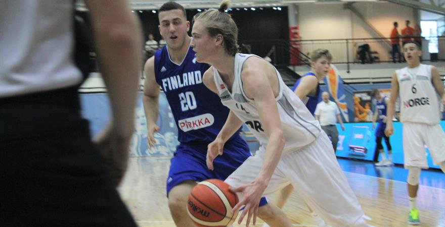 ​Georg Helvik var en av få norske spillere som hevdet seg mot Finlands fysiske lag. Sandvika-forwarden endte på 27 poeng og 9 returer i kampen U16-laget tapte 56-97.