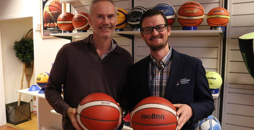 Alf Bjørn Knudsen (Gresshoppa) og Espen A. Johansen (NBBF) etter signering​.