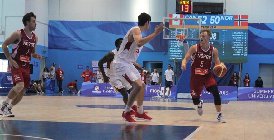 ​Harald Eika Frey var toppscorer med 20 poeng og banens dominerende spiller da Norge spilte jevnt med gruppevinner Canada. Her i en av sine mange driver inn i det kanadiske feltet, mens Sjur Dyb Berg løper i posisjon.
