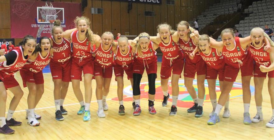 ​Klare for semifinale i B-EM! Norges U16-jenter jubler etter 68-50 over Ukraina i kvartfinalen. Fra venstre Fatima Mohammad, Celine Klett, Karyn Sanford, Julie Schütz Pettersen, Felicia Dyngeland-Sundén, Ane Schanke-Næss, Maria Thoresen Myklebust, Synne Jacobsen, Sunniva Sørbye, Ingeborg Birkeland, Maria Viktoria Haukenes og Frida Drivenes.