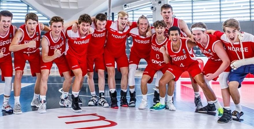 ​U16-gutta kunne juble etter å ha levert sin beste EM-kamp da det gjaldt som mest. Fra venstre Daniel Gulbrandsen, Joakim Liebig, Lavrans Linnestad, Christoffer Lorenzen-Tungland, Jørgen Lamo, Edvard Kristiansen, Georg Helvik, David Nilssen, Andreas Lorgen (bak), Laurence Des Bouvrie, Kristoffer Nesse og Jo Kristian Weisethaunet.